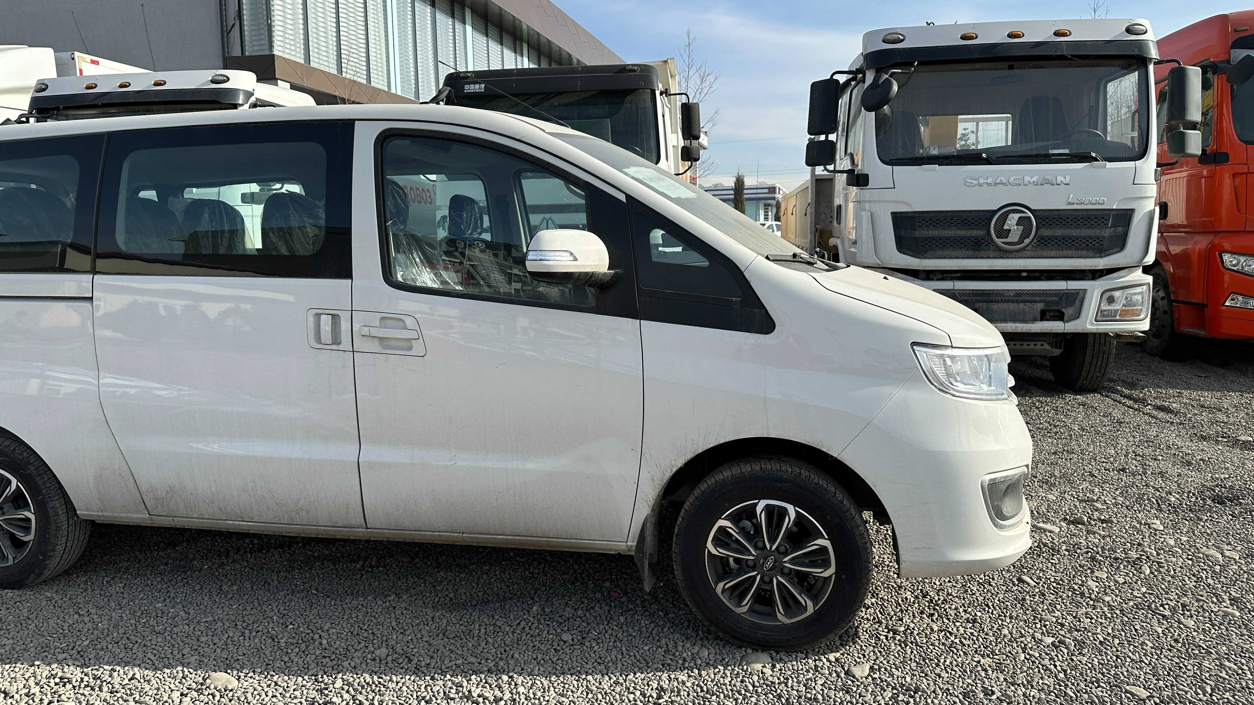 JAC M3 Plus Minibus