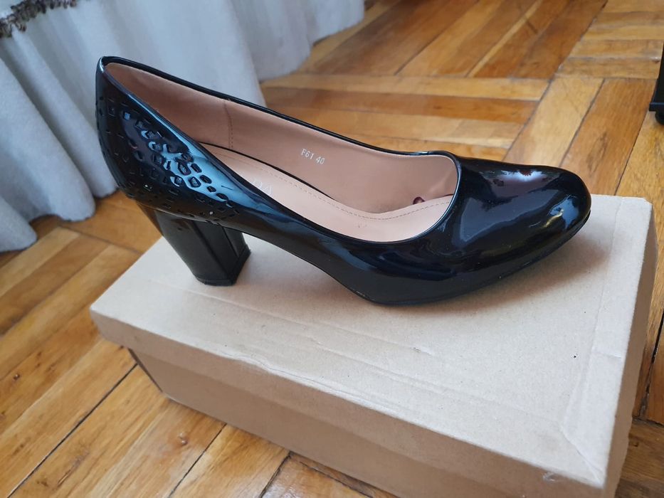 Pantofi noi, marime 40