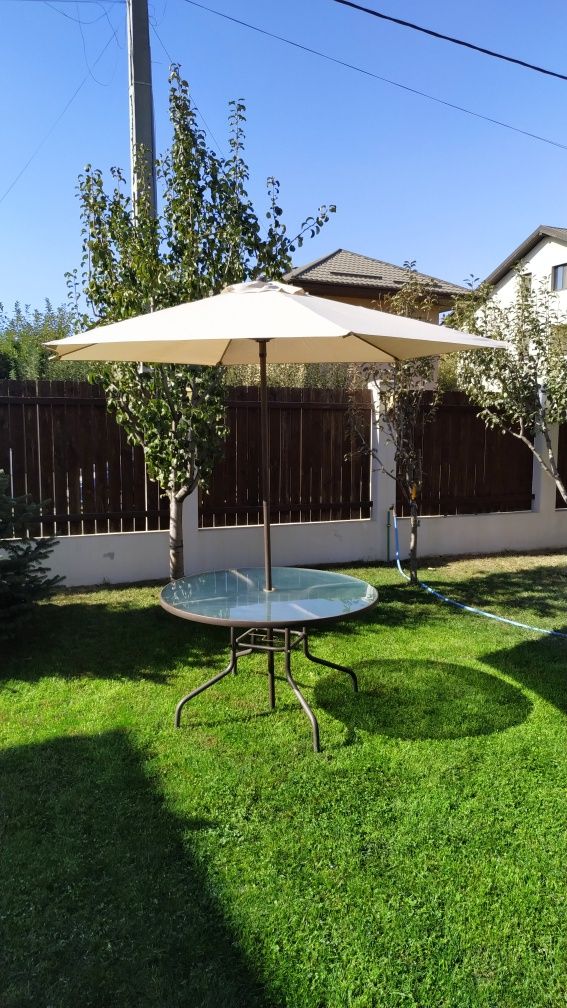 Vând masă de grădină cu umbrelă