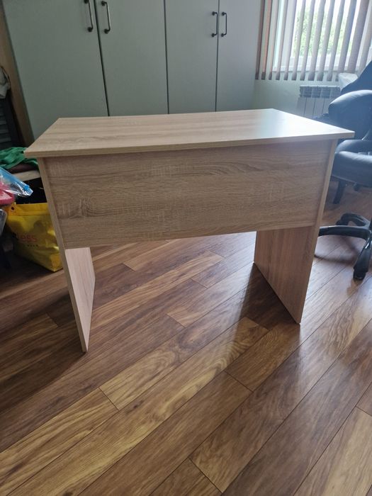 Продавам бюро в добро състояние