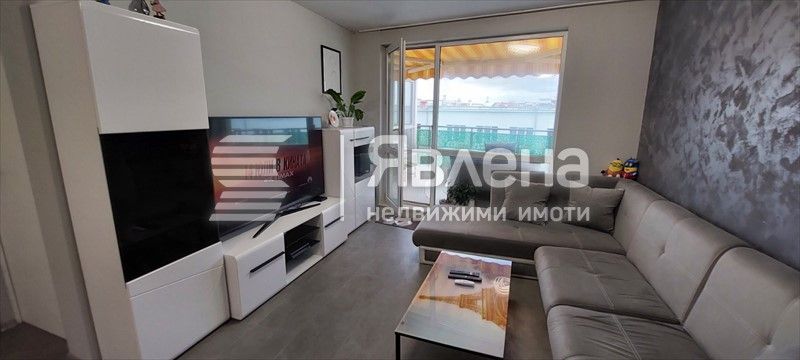 Просторен 2-стаен апартамент с голяма остъклена тераса