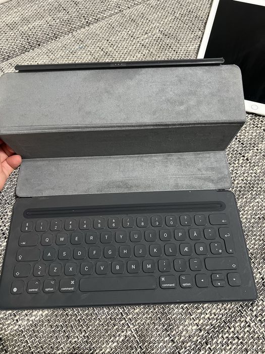 Vând iPad Pro 12.9” 256 GB, WiFi cu Magic Keyboard