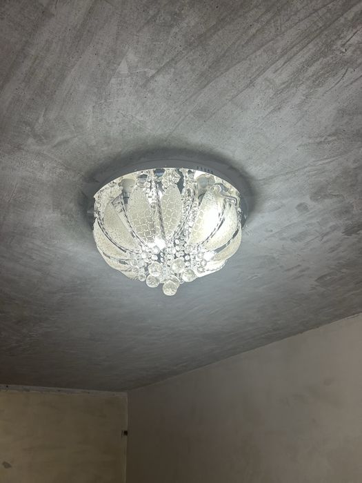 Продам люстру с пультом