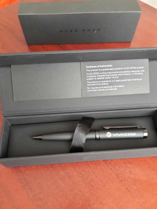 Hugo Boss юбилейна гравирана писалка 135г. VIVACOM - тъмно сиво / черн