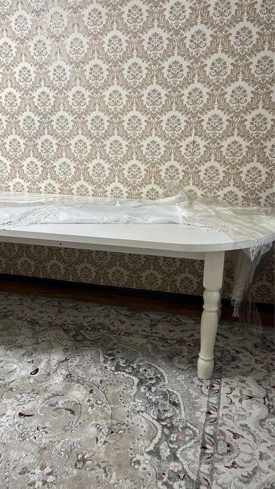Срочно продам стол . Скатерть белого цвета в подарок.