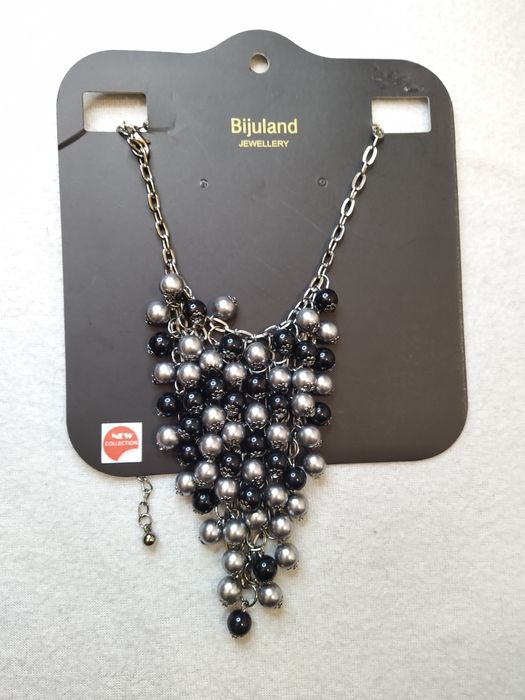 Колие с камъни официално