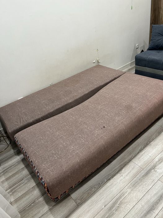 Диван самовывоз, находится в центре.