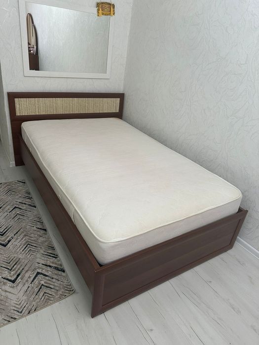 Продам кровать с матрасом и тримо