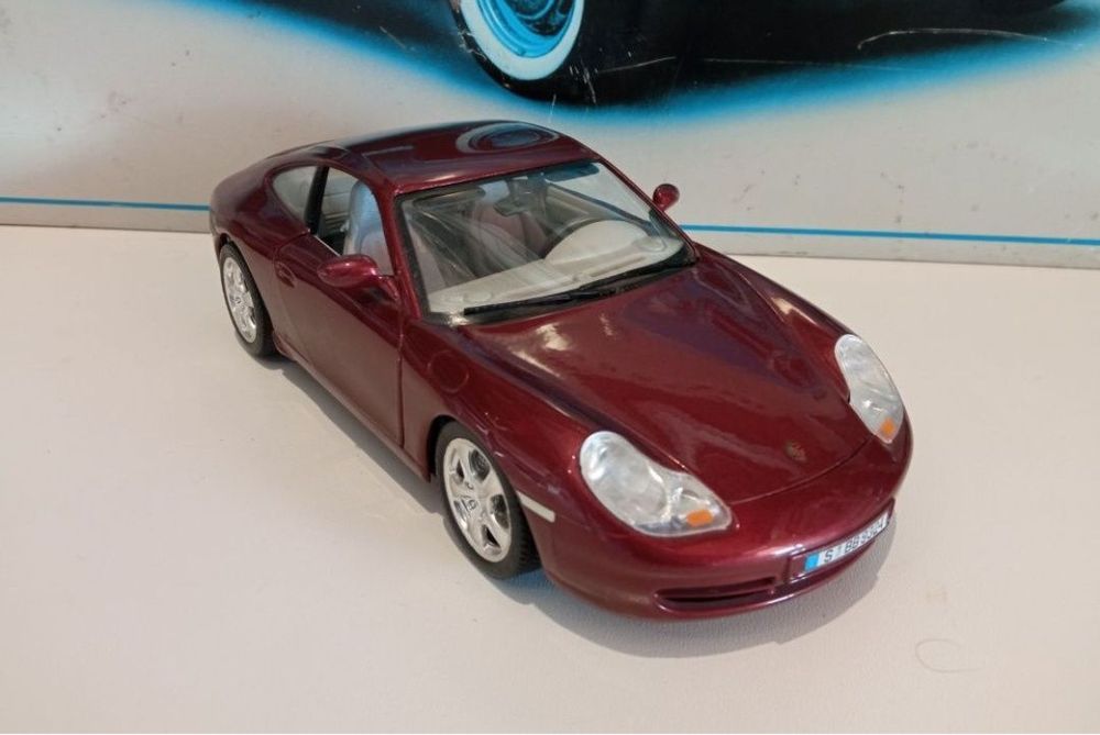 Porsche Carrera 911

Scara 1/18

Bburago

Pozele reflectă realitatea.