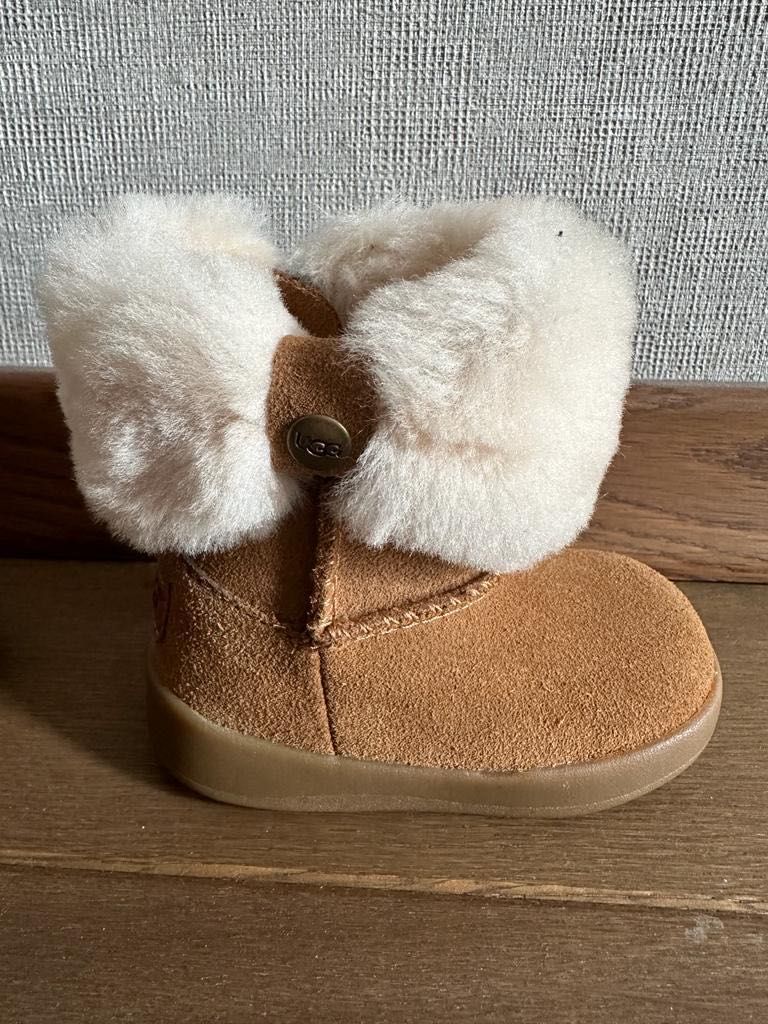 Нови UGG ботушки за бебе , размер 18