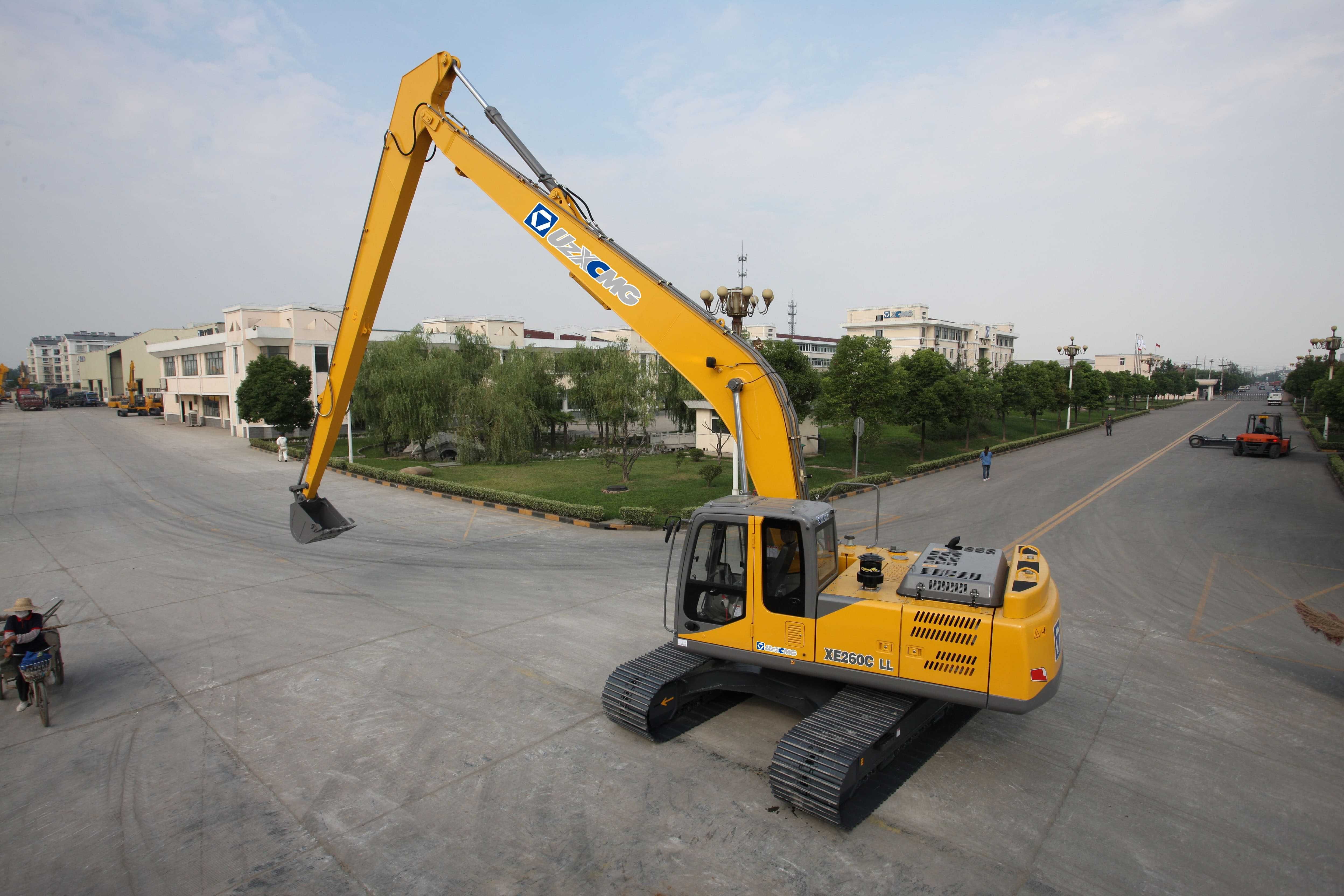 Гусеничный экскаватор UZXCMG XE260CLL Куб 0,5/0,4 Длина стрелы 15/18 м