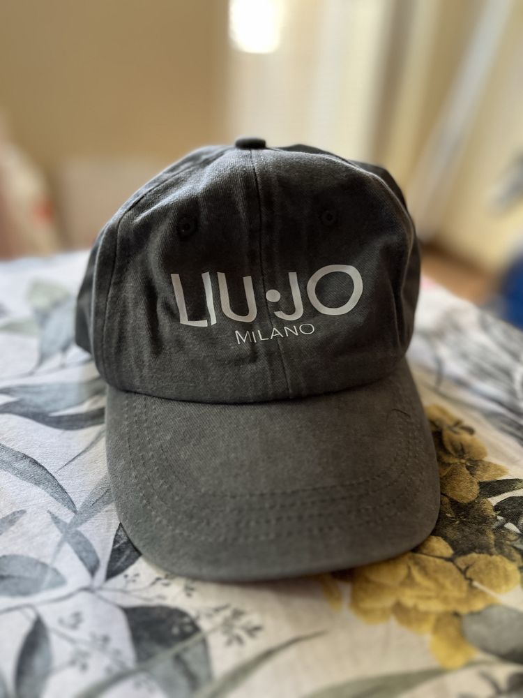 Шапка с козирка Liu Jo