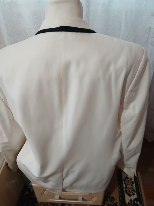 Sacou barbati alb cu negru ,foarte frumos