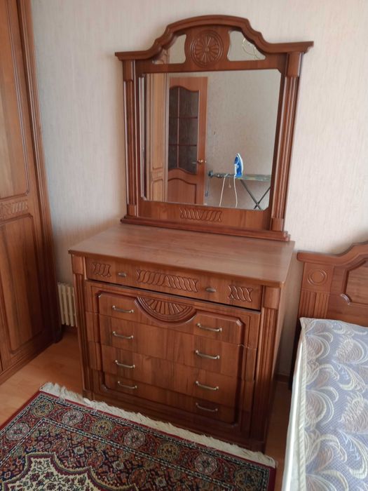 комод с зеркалом.
