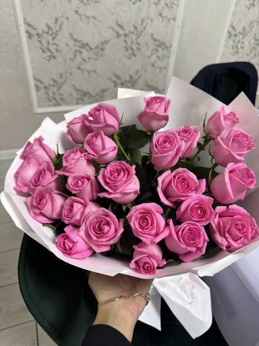 Цветы кустовые розы свежий