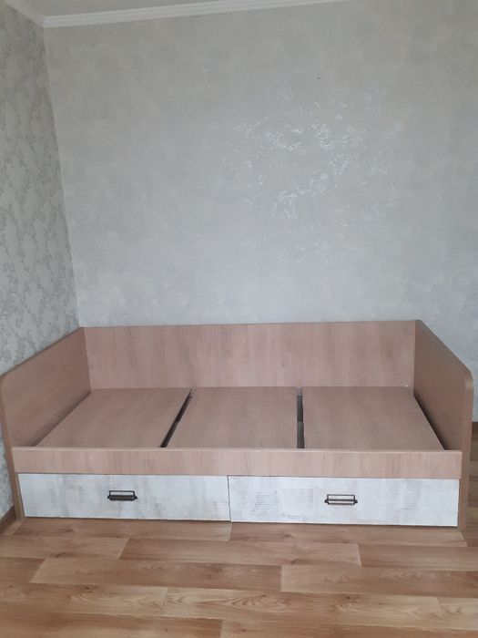Продам кровать.односпальная размер 90 ×200 .
