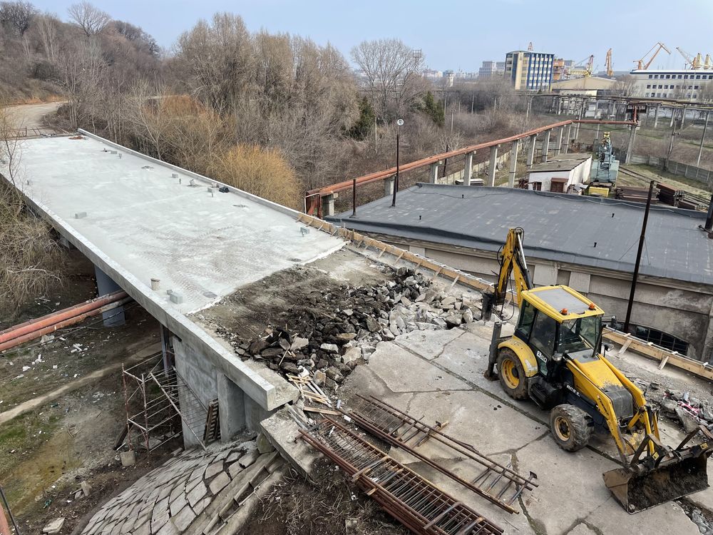 Buldoexcavator cu picon, Demolari, Evacuari moloz