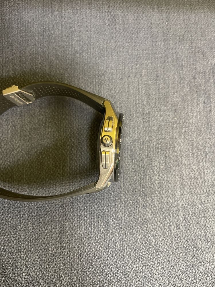 Продавам часовник Tag Hauer Connected