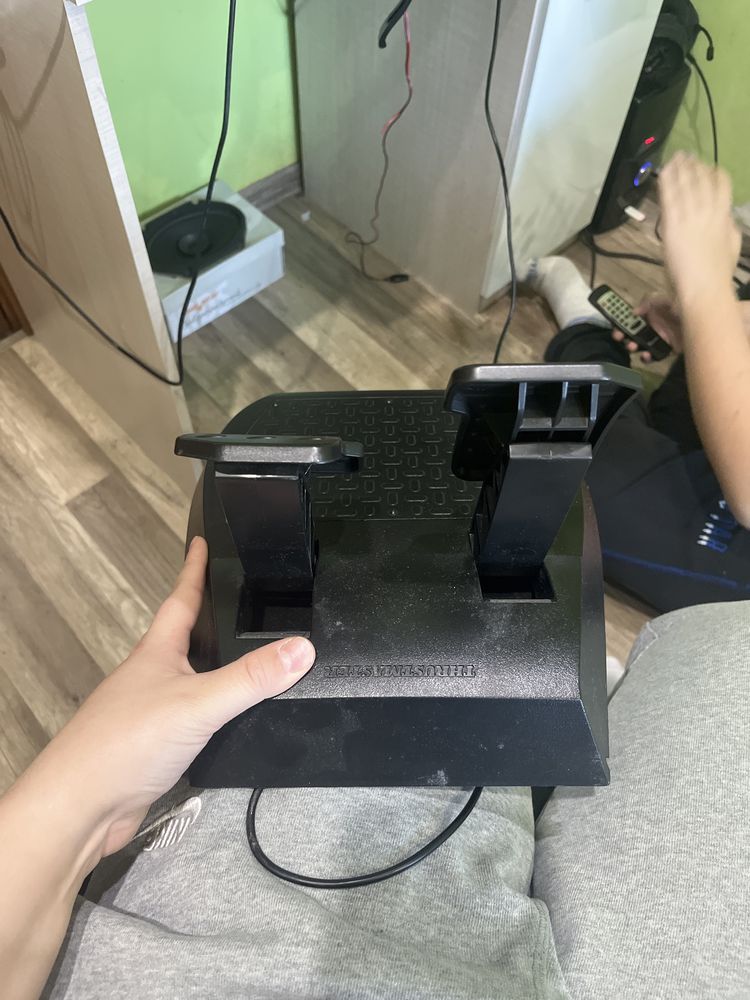 Продавам Волан за playstation 3/4 на марка:THRUSTMASTER T80