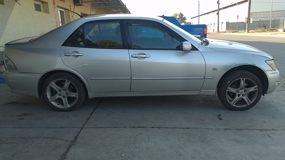Lexus IS200 2.0 155 к.с.