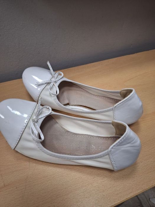 Елегантни бели пантофки