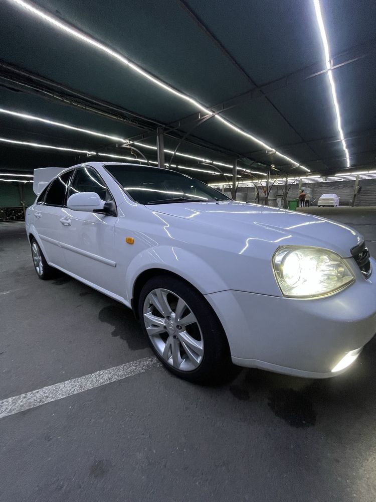 Lacetti 1.8 sotiladi