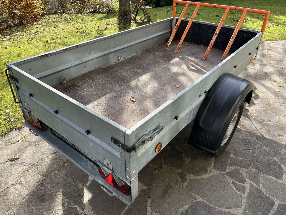 Ремарке за лек автомобил с стойка за мотори