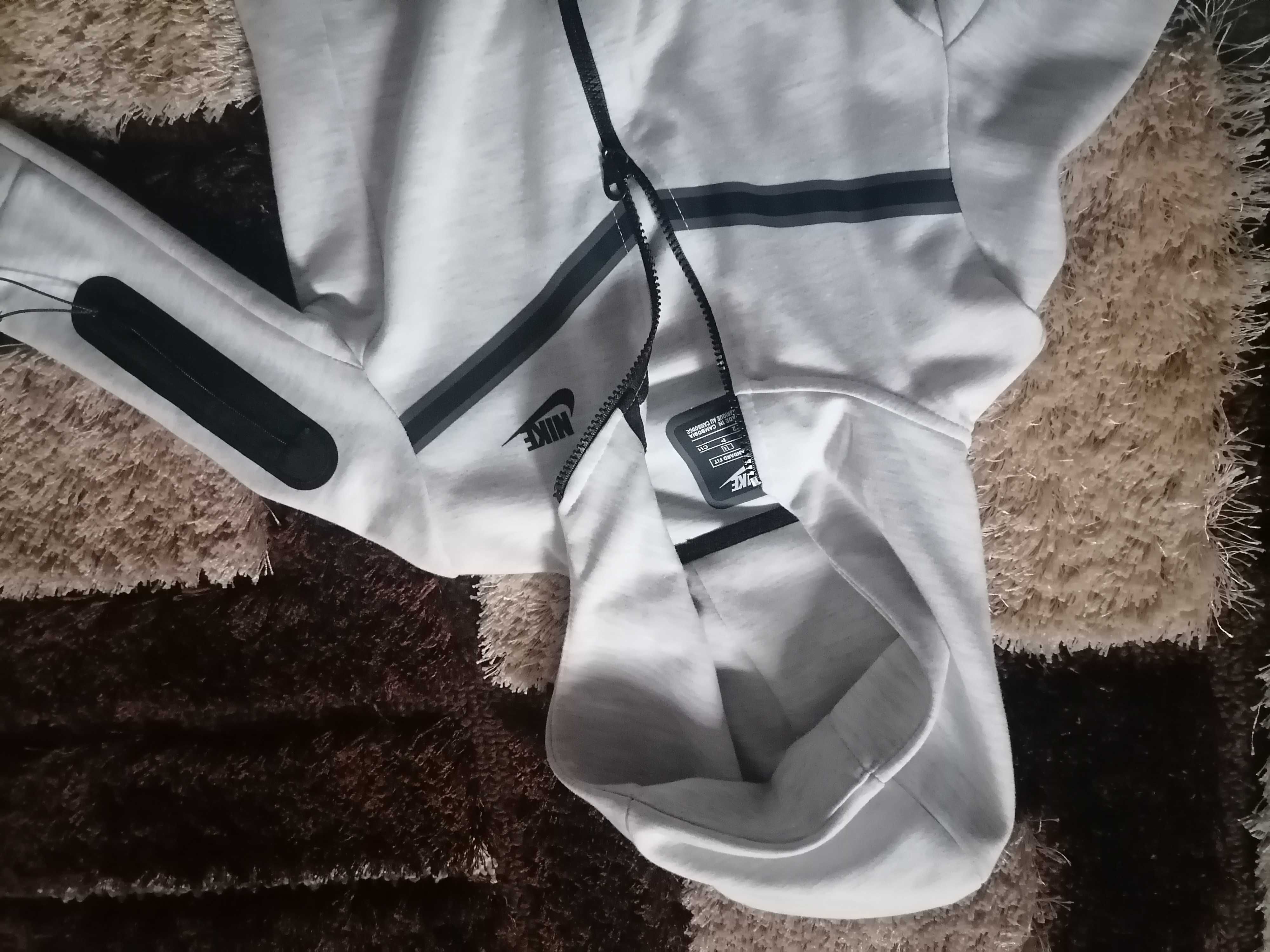 Nike tech gri mărime 152