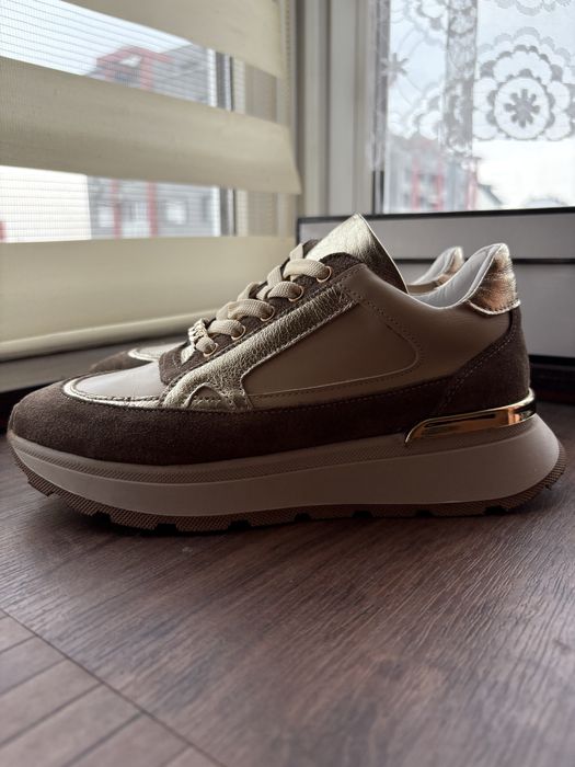 Дамски спортни обувки