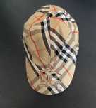 Продавам шапка Burberry