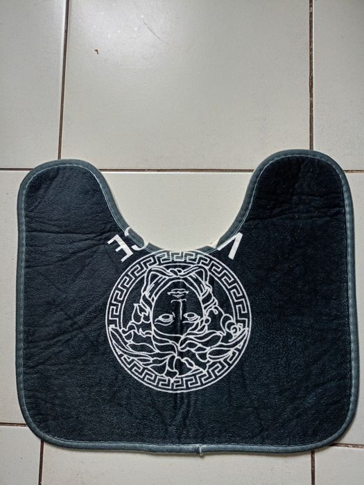 Vând covoraș baie cu logo,in stare perfectă,original .