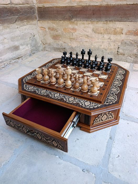 Shaxmat Шахматы 50×50 sm yongʻoqdan yasalgan