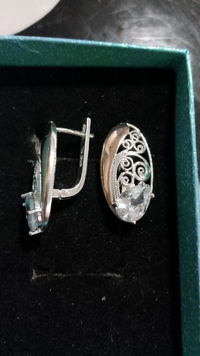 Серьги с камушком