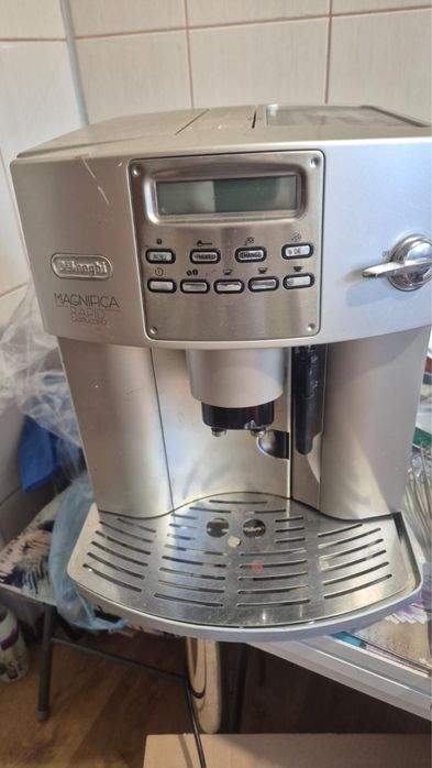 expresor DeLonghi Magnifica