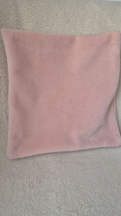 Husă pentru perna decorativă cu utilizare pe ambele fețe.