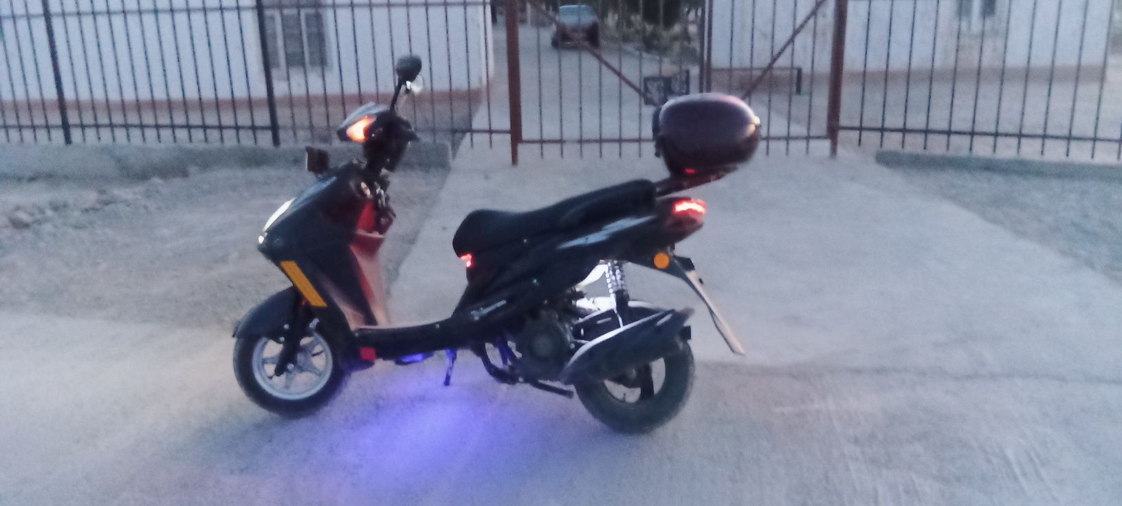 Benzinlitokli skuterga abmen kottasiga dap bersez 125 cc 120 tortadi a