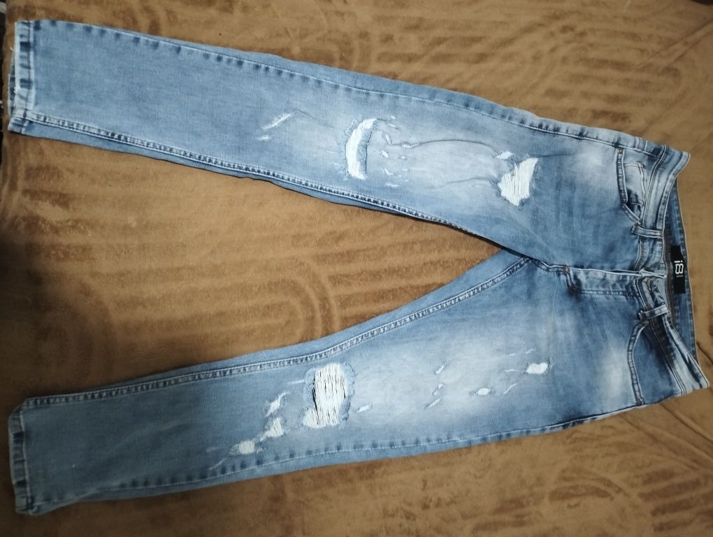 Vând blugi Denim i8 în stare perfecta