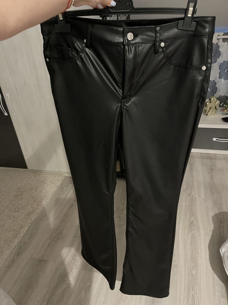 Pantaloni H&M din imitatie de piele