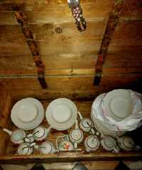 Посуда, тарелки и чайник, сундук в комплекте