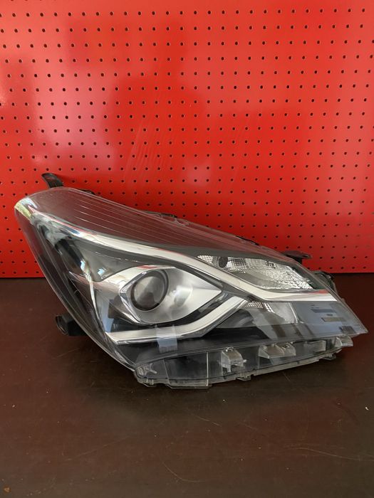 Far dreapta halogen cu lupa fara led Toyota Yaris facelift an 2017-202