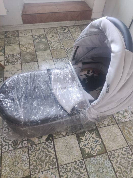 Продается коляска,два в одном и кресло в машину