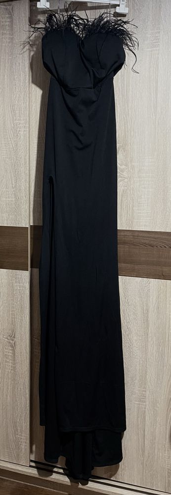 Елегантна официална черна рокля с пера NMODA