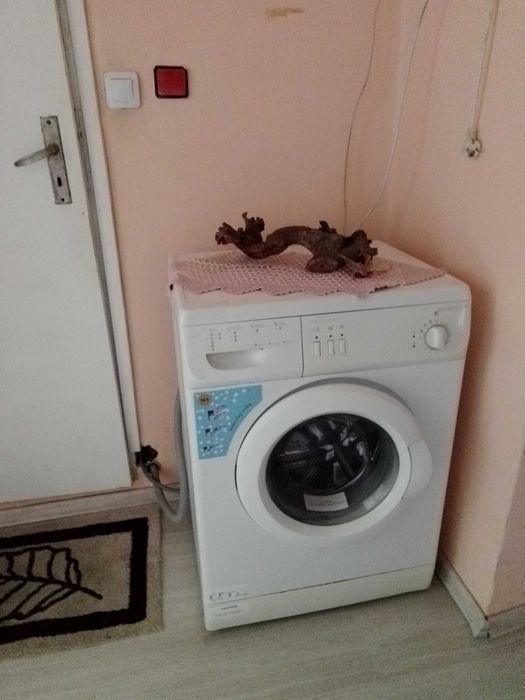 Дава двустаен апартамент под наем в центъра