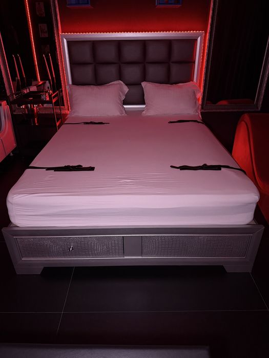 Regim Hotelier BDSM Jacuzzi