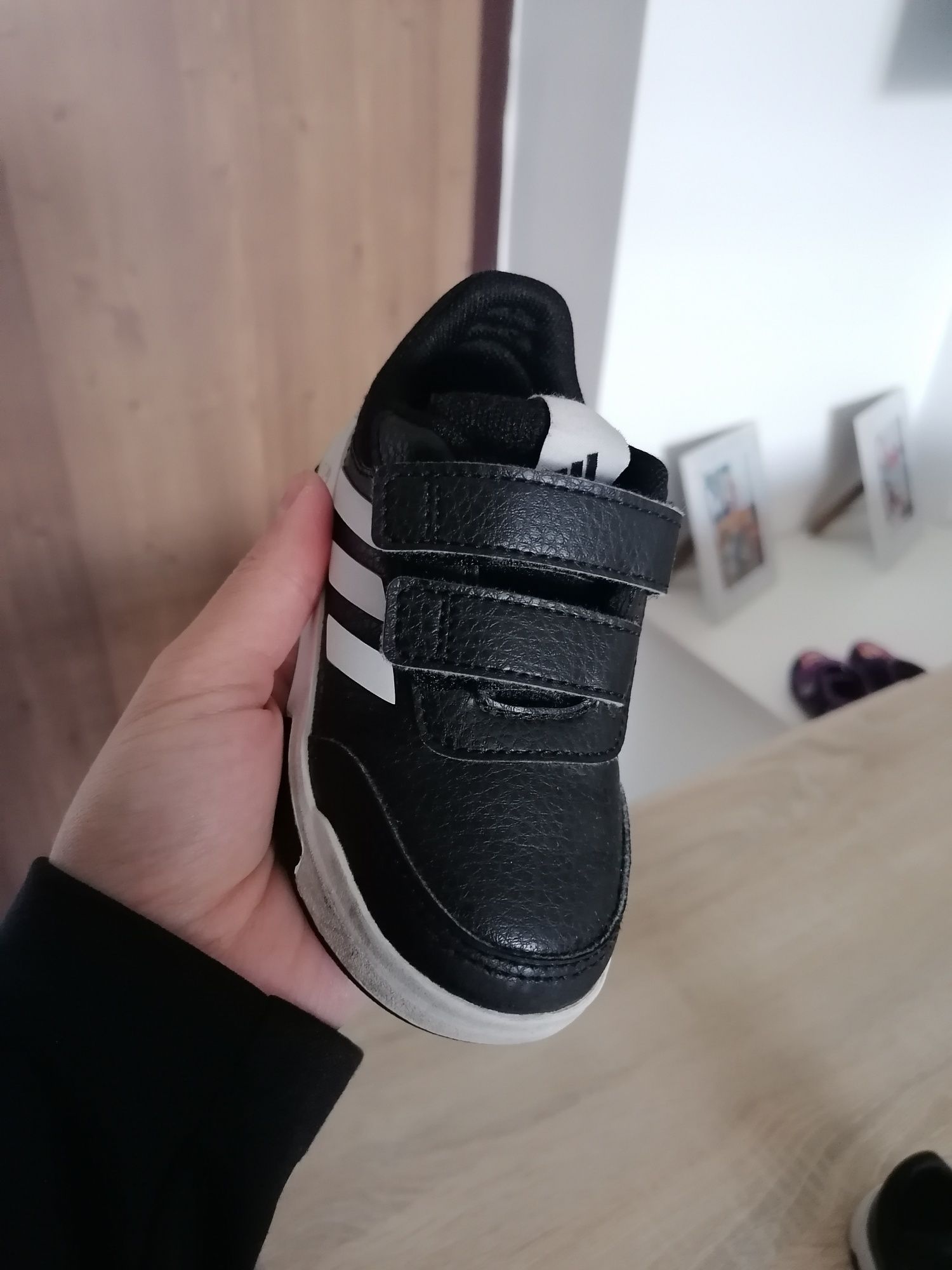 Vând adidași  marca Adidas mărimea 22