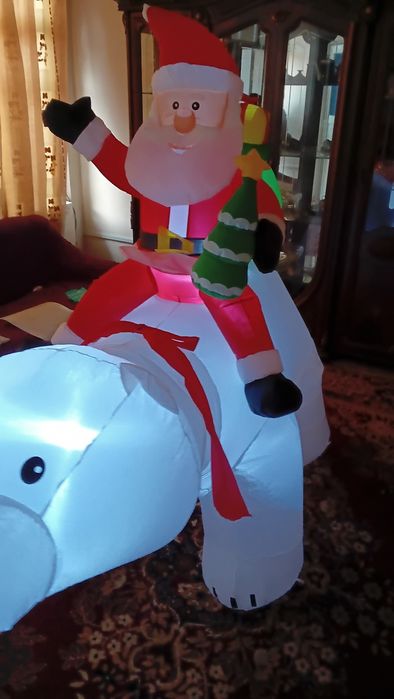 Надувной Санта и Медведь, головой двигает,внутри есть свет.