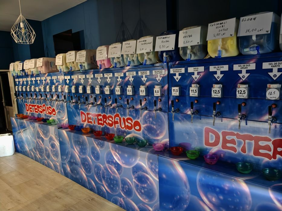 Vând 32 dozatoare pentru dero lichid .