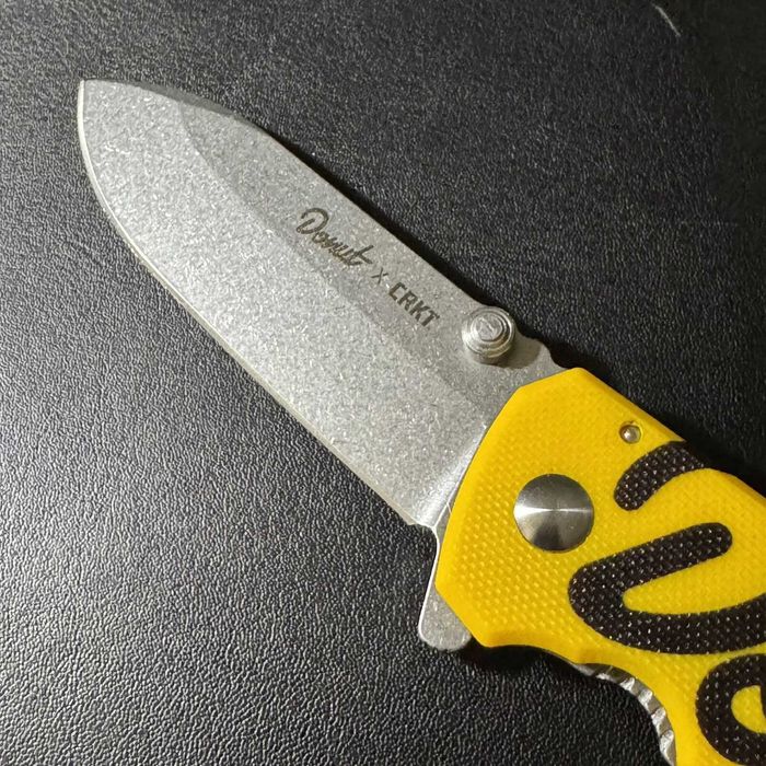 Cuțit pliabil DONUT x CRKT SQUID, lamă galbenă G10 D2, EDIȚIE SPECIALĂ
