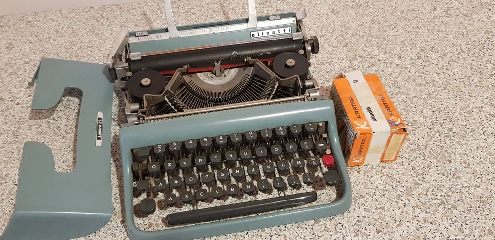 Masină de scris OLIVETTI LETTERA 22