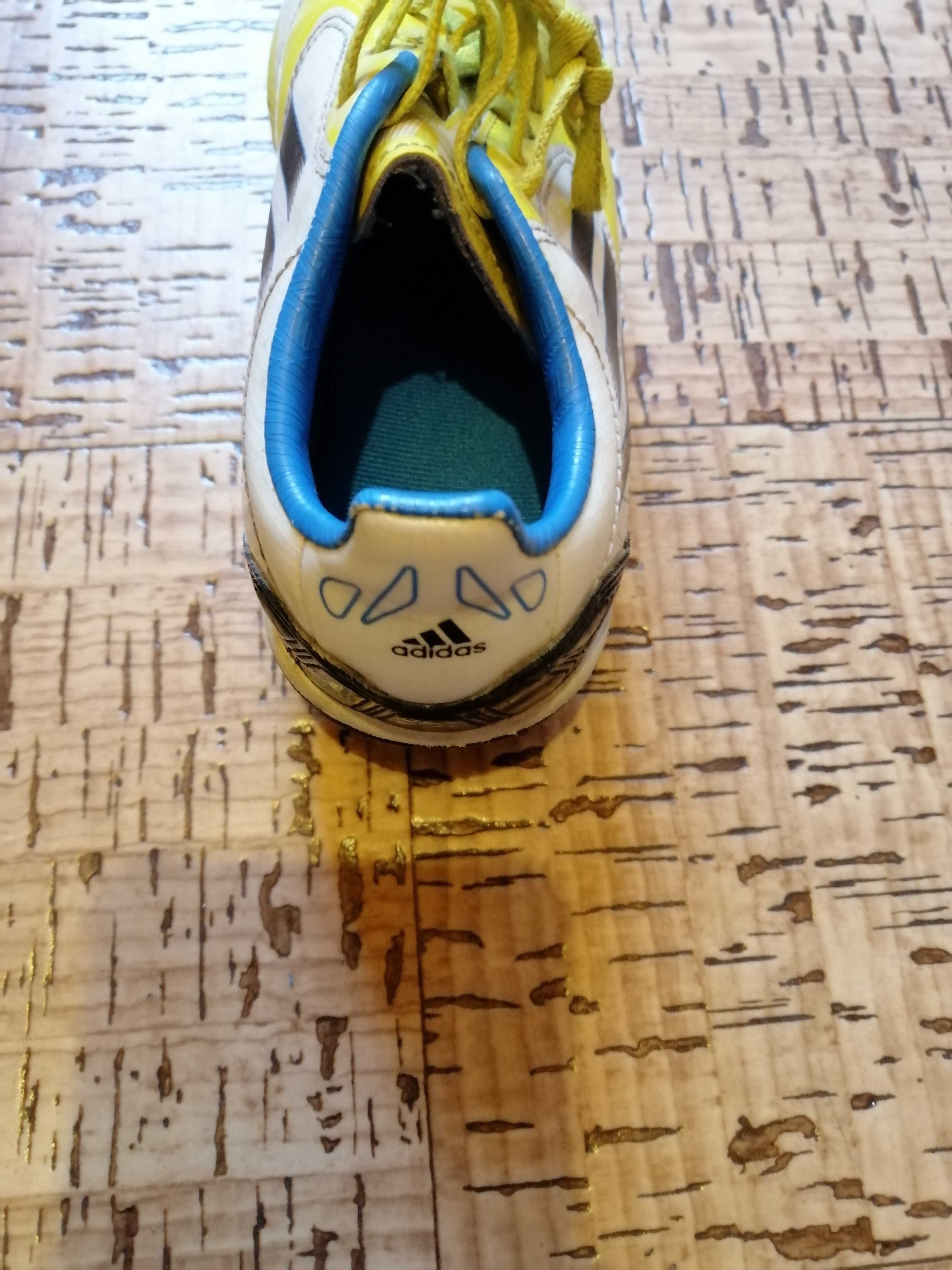 Продавам запазени детски футболни обувки Адидас- 30номер